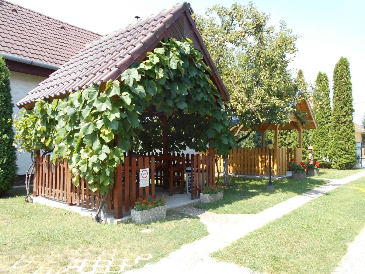 Bed and Breakfast Arpad Panzio à Győr Extérieur photo